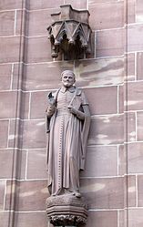 Statue de St Vincent de Paul sur la façade