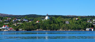 Sund kirke sett fra sjøen.jpg