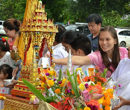 ไฟล์:Tak_Bat_Devo_Festival_in_Wat_Khung_Taphao.jpg