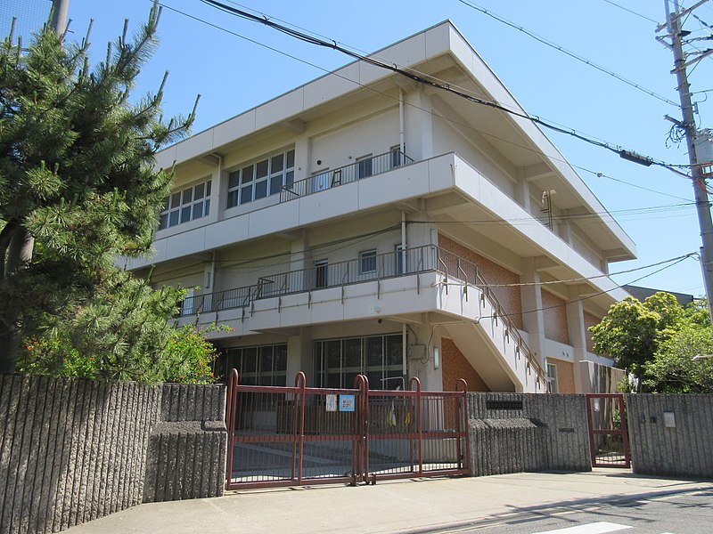 File:Takaishi City Higashi Hagoromo elementary school.jpg