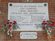 Targa per i fucilati dell'8 settembre 1944 sul muro della stazione ferroviaria