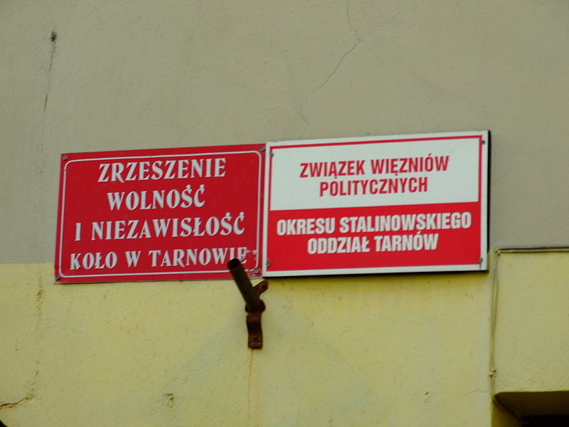 File:Tarnów, centrum města, tabule připomínající politické vězně.JPG