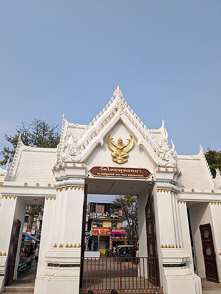 File:Thai Temple Entrance @ Bodh Gaya.jpg