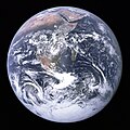 月に向かう途中で撮影された、ザ・ブルー・マーブルの名で知られる地球の写真。