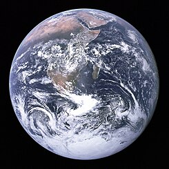 Maa nähtynä Apollosta 17.jpg