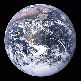 כדור הארץ בצילום המפורסם של צוות אפולו 17, "הגולה הכחולה". ניתן לראות בתמונה את יבשת אפריקה ואת דרום-מערב אסיה