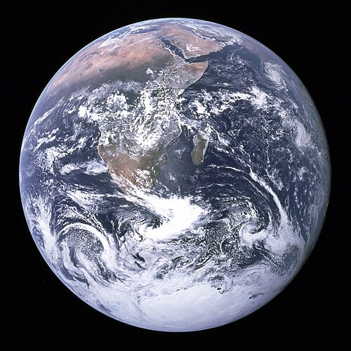כדור הארץ כפי שהוא נראה מהחללית אפולו 17. תצלום היסטורי זה, המכונה תמונת גולת השיש הכחולה, עזר בהבאת נושא הסביבתנות לעין הציבור.