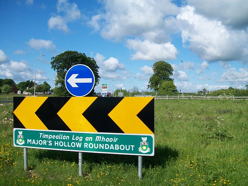File:The Major's Hollow Roundabout - geograph.org.uk - 1905238.jpg