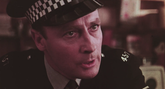 Edward Woodward som Sergeant Neil Howie