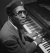 Portrait du pianiste et compositeur de jazz américain Thelonious Monk, au Minton's Playhouse à New York, photographie de William P. Gottlieb prise en 1947. (définition réelle 4 898 × 5 148)