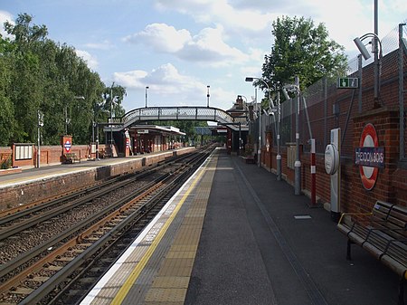 Theydon Bois stn south.JPG