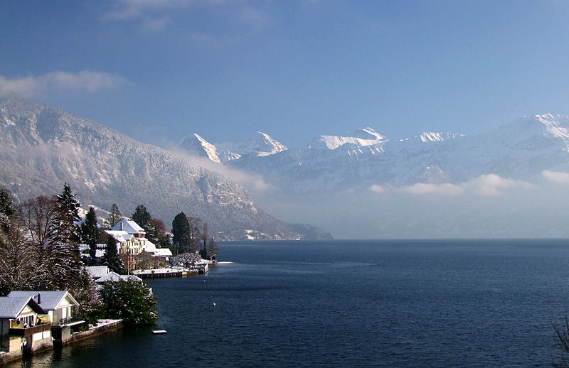 File:Thunersee mit Eiger, Mönch und Jungfrau am 1. Januar 2015 (von Gunten aus gesehen).JPG