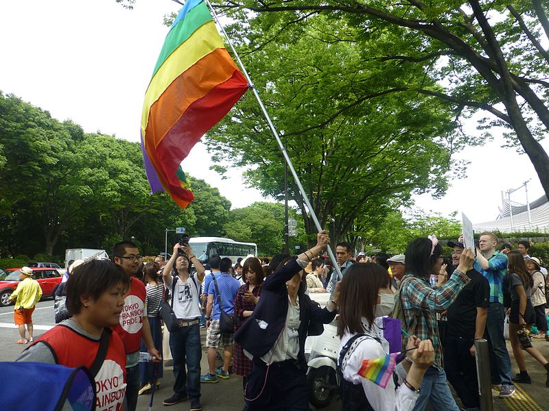 File:TokyoRainbowPrideParade-flyingflag-sunny-may8-2016.jpg