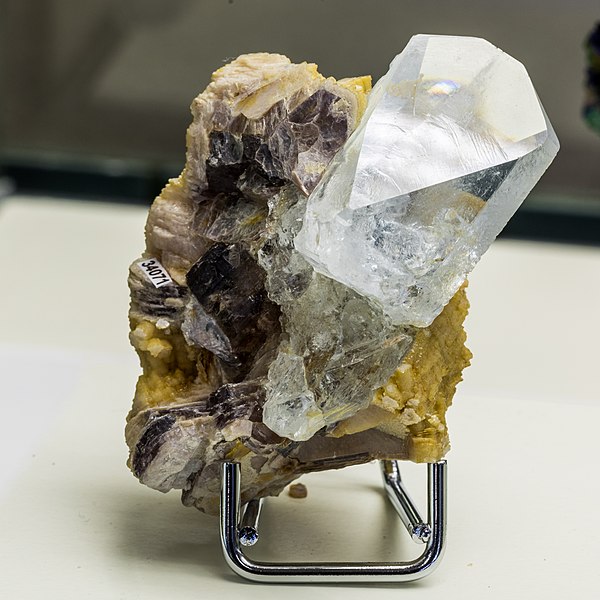 File:Topaz, Virgem de Lapa, Minas Gerais, Brazil-8781.jpg