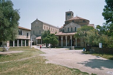 La cathédrale Santa Maria Assunta (à gauche, au fond) et de l'église Santa Fosca (à droite).