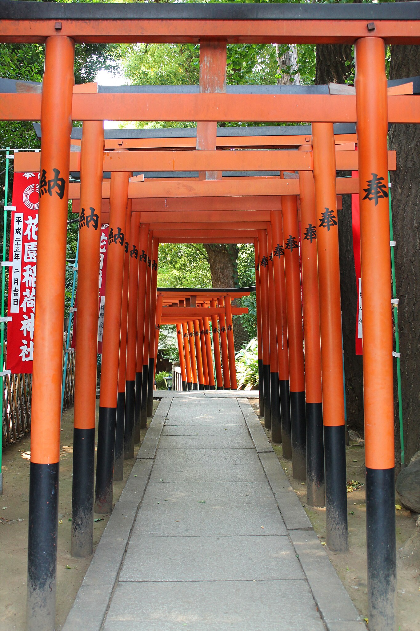 File:Torii at Hanazono Inari Jinja in Ueno Park, Tokyo, Japan 