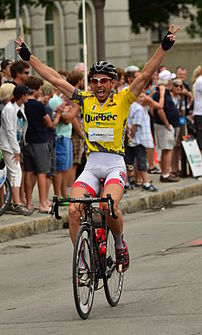 Le coureur cycliste trinidadien Emile Abraham célèbre sa victoire lors de la dernière étape du Tour de Québec 2013. Il a aussi remporté le maillot jaune de leader du classement général du Tour. (définition réelle 2 541 × 4 213)