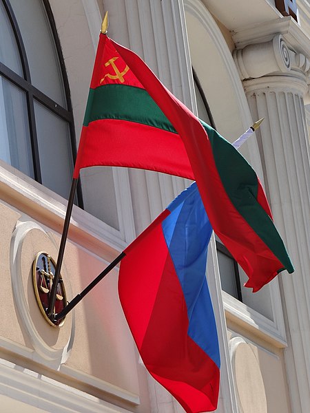 File:Transnistrian and Russian Flags on Facade - Tiraspol - Transnistria (36008034753).jpg