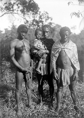 Maroon men in Suriname, picture taken between 1910-1935 Tropenmuseum Royal Tropical Institute Objectnumber 10024950 Portret van drie Marron mannen en een.jpg