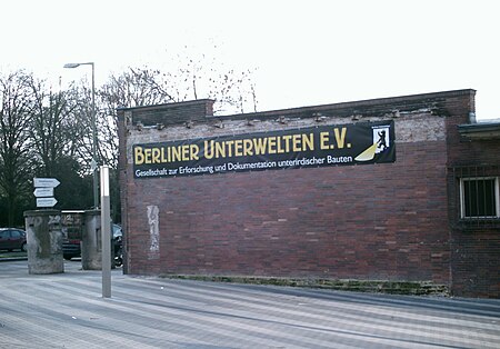 U Bahnhof Gesundbrunnen Eingang mit Schriftzug und Logo 'Berliner Unterwelten e.V.'