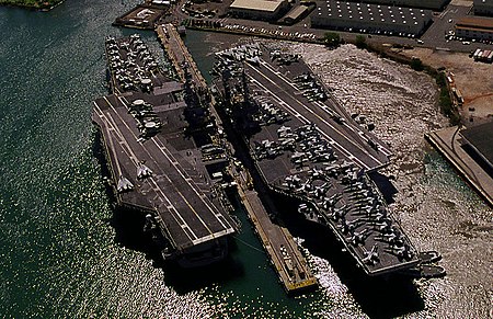 Tập_tin:USS_Independence_(CV-62)_and_USS_Kitty_Hawk_(CV-63)_at_Pearl_Harbor_crop.jpg