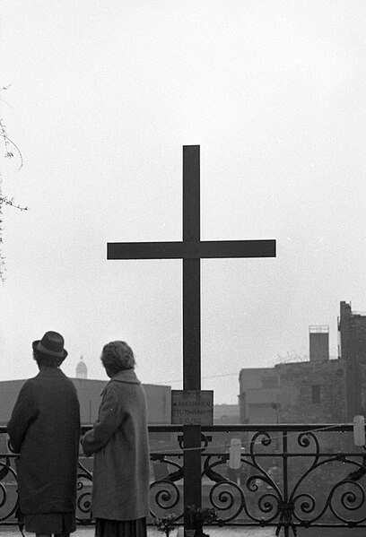 File:Unknown Refugee Memorial- Berlin 1962.jpg
