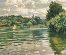 Peinture représentant sous un ciel nuageux un coin de rivière bordé de verdure, avec une petite voile blanche et dans le fond un village