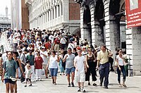 De constante stroom toeristen in Venetië in het hoogseizoen. De druk is zo groot dat veel van de oorspronkelijke bewoners de stad hebben verlaten