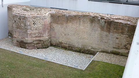 Vestige de la muraille de 8 mètres de haut du XIVe siècle à l'arrière du numéro 5c.