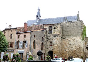 Vic-le-Comte - Entrée du château comtal sur la place du Vieux-Marché et Sainte-Chapelle -583.jpg