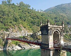 Pont suspendu Victoria à Mandi (24638542387)2.jpg