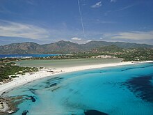 La spiaggia di Porto Giunco e lo stagno di Notteri.