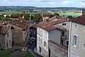 La rue de l'Église en vue des halles et le paysage vers l'ouest, à Villebois-Lavalette, Charente, France.