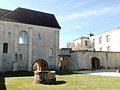 Français : Façade nord de la chapelle, puits et salle des gardes, château de Villebois-Lavalette, Charente, France