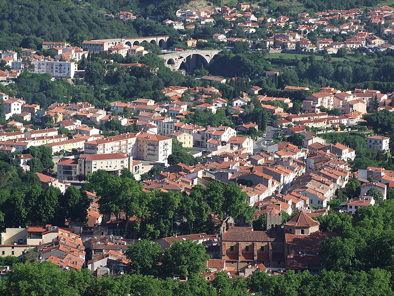 File:Vue Sud de Céret, entre son église paroissiale et son pont du Diable, depuis la montée au mas Boher.jpg