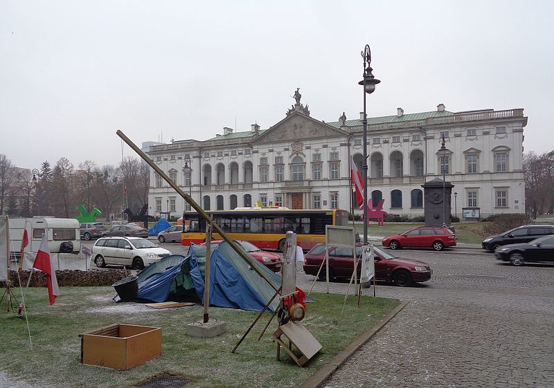 File:Warszawa-Krasiński Palace and the protest.jpg