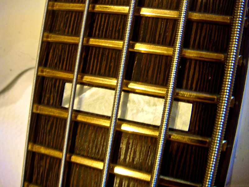 File:Warwick Thumb 5 Custom White - fretboard & rectangle inlay.jpg