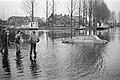 Water-overlast in Drenthe door regenval en smeltwater uit Duitsland, geparkeerde auto bij het Stieltjeskanaal in Coevorden half onderwater, Bestanddeelnr 931-3714.jpg