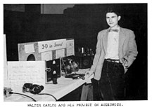 קרלוס מדגימה צלילי סטריאו לפרויקט מדעי בתיכון, 1958