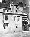 A képen még látható az 1889-es átalakításkor eltüntetett manzárd és a gótikus oromzat. (Fotóː Ignacy Krieger, 1875-1889 között)