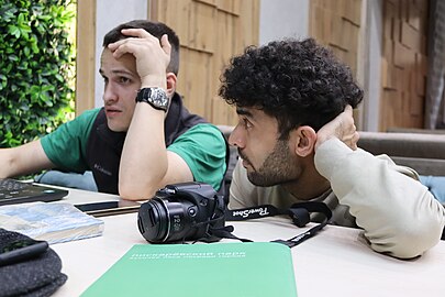 Nikolai Bulykin participates in a brainstorming with Uzbek Wikimedians in Tashkent