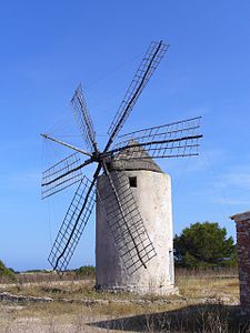 Moulin à vent historique à El Pilar de la Mola, pour moudre le froment.