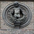 Deutsch: Ehemaliges Kleinkinderhaus Winterhuder Weg 11 in Hamburg-Uhlenhorst: Klinkermedaillon von Richard Kuöhl über dem Haupteingang. This is a photograph of an architectural monument. It is on the list of cultural monuments of Hamburg, no. 29268.