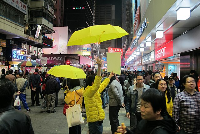 https://upload.wikimedia.org/wikipedia/commons/thumb/9/97/Yellow_Umbrella_revolution_%2816702134402%29.jpg/640px-Yellow_Umbrella_revolution_%2816702134402%29.jpg