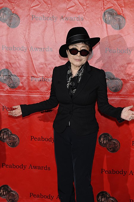 Fail:Yoko_Ono_at_the_70th_Annual_Peabody_Awards.jpg