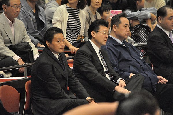 Oyakata Takanohana, Isegahama, Shibatayama and Oguruma watch the yokozuna keiko soken before the May tournament.