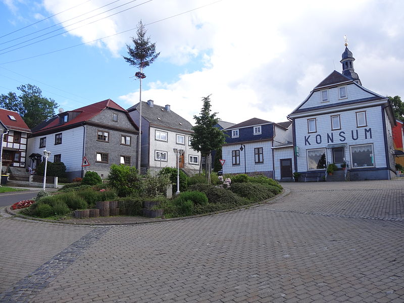 File:Zentraler Platz von Friedersdorf, Thüringen.JPG