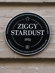 «Ziggy Stardust» деген жазуы бар қара тақта