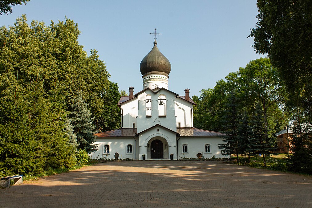 Единственная церковь в Гдове (на территории крепости) — не историческая, но красивая