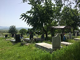 Гробови во дворот на црквата